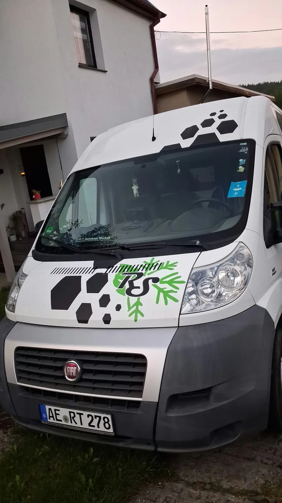Firmentransporter von RS Dienstleistungen von vorn
