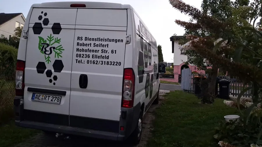 Firmentransporter von RS Dienstleistungen mit Firmenanschrift